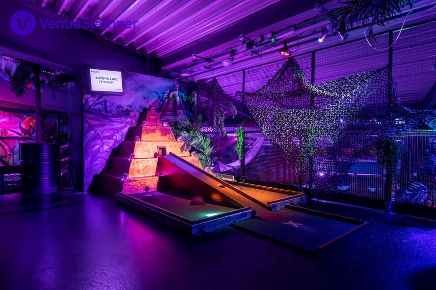 Exclusive Bar Pablo Course, Junkyard Golf Manchester photo #2