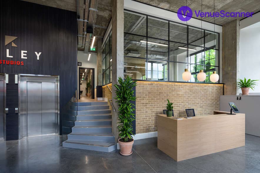 Larry , Riley Studios photo #2