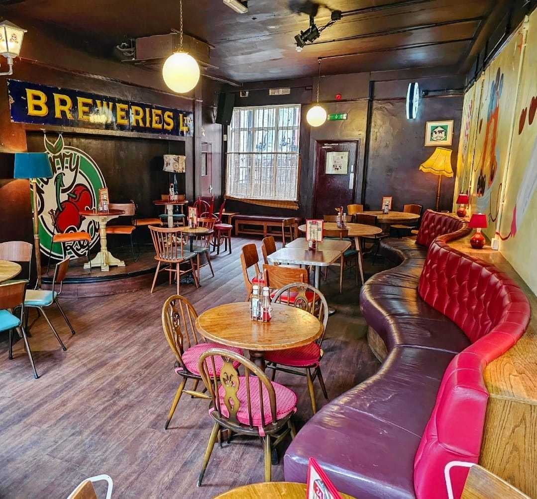 Cherry Reds Cafe Bar, Bosta Room photo #2