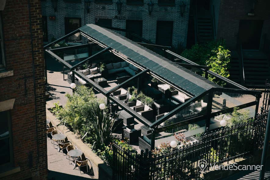 The Courtyard, Livello photo #1