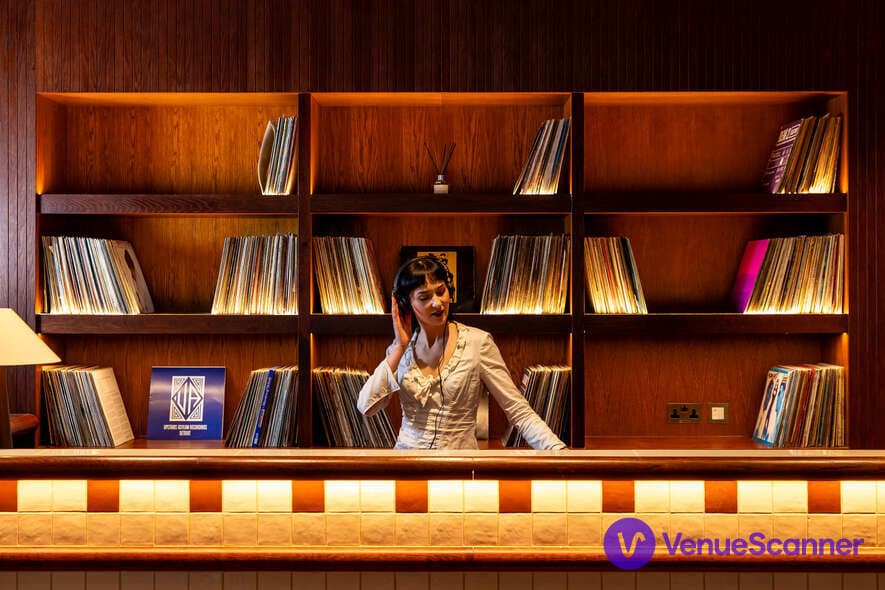 Pitch Canary Wharf, Waterside Terrace photo #3