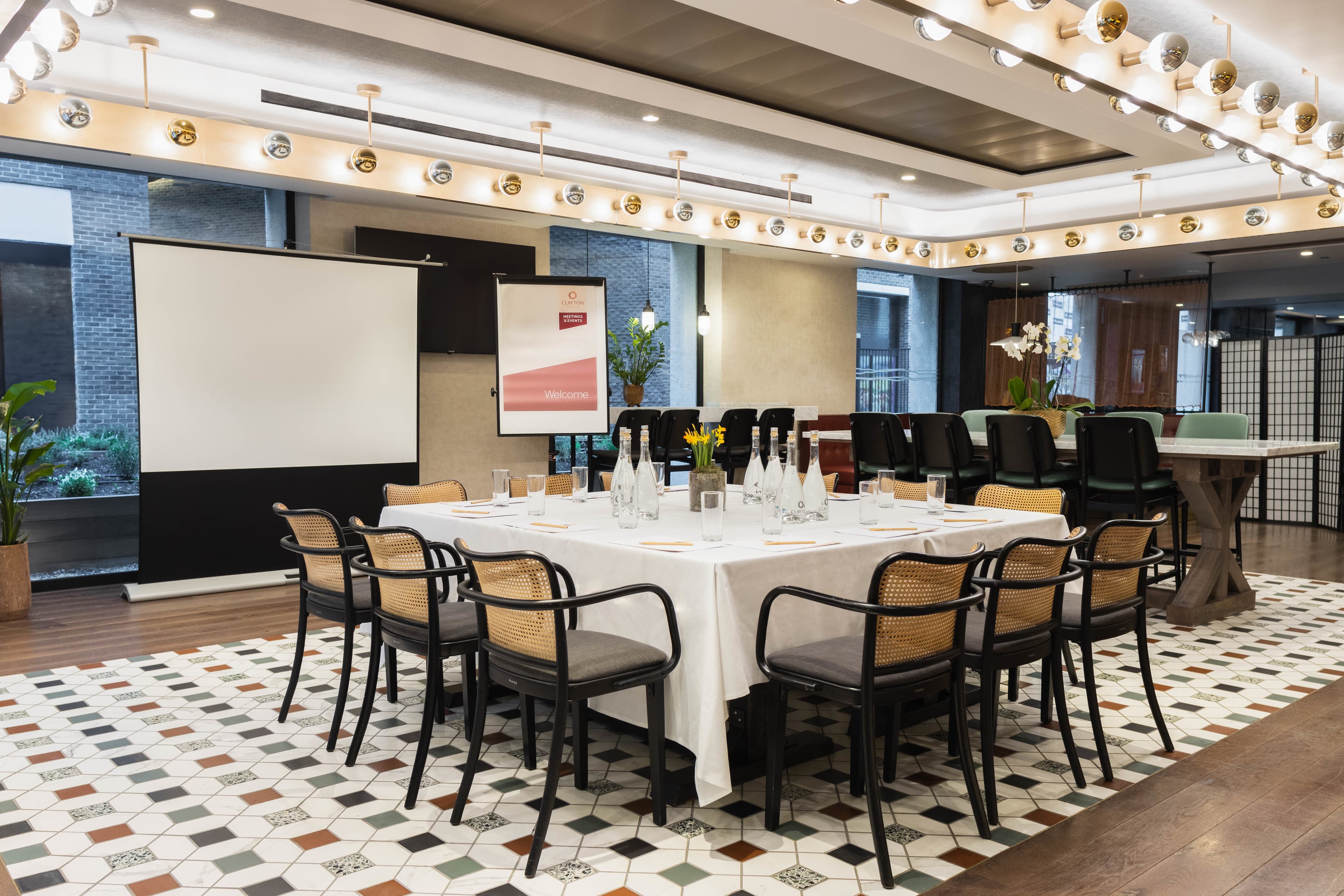 Clayton Hotel City Of London, Globe Bar At Clayton Hotel City Of London photo #2