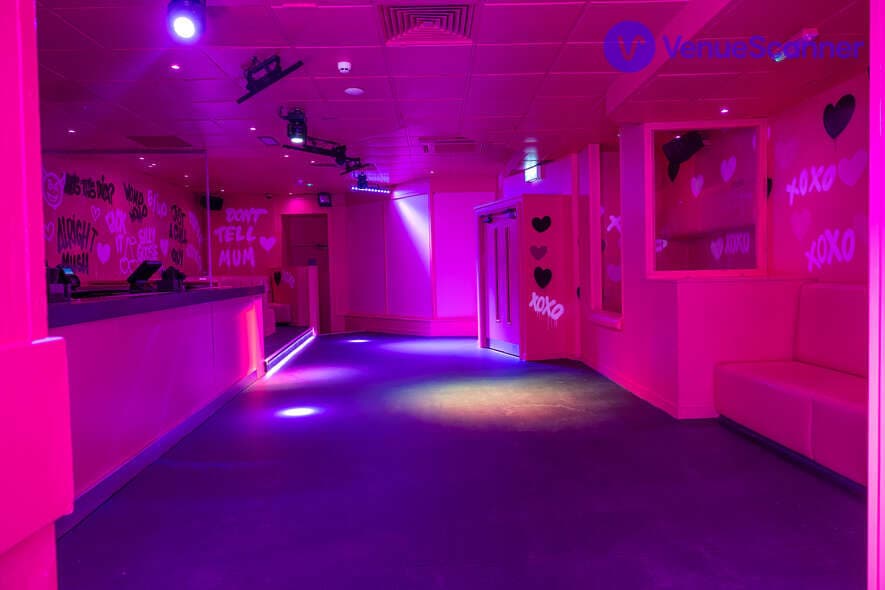 Pink Room, Circuit York photo #3