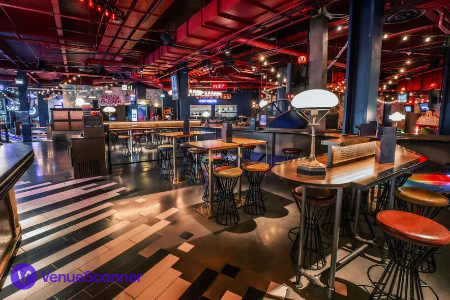 Emerald, Puttshack White City photo #2