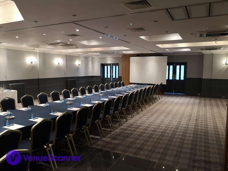 Charlwood 3, Stanhill Court Gatwick photo #2